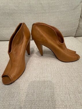 Vince Camuto Carmel Leather Peep-Toe High Heel Booties NWOT.